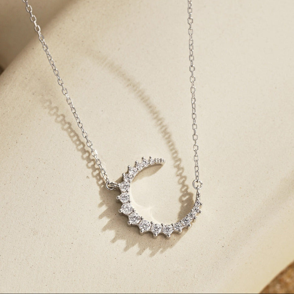 Collar Media Luna Brillante