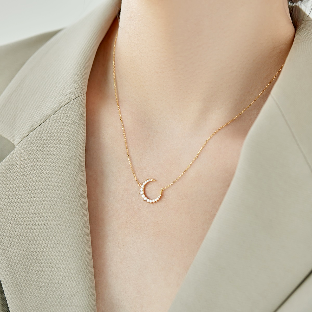 Collar Media Luna Brillante