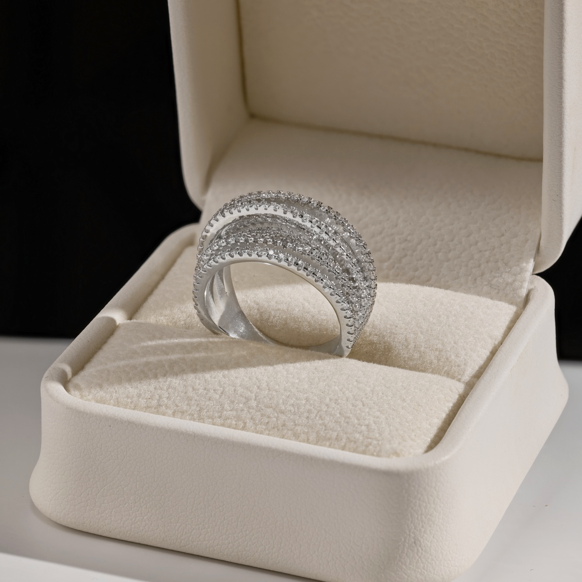 Anillo Elegante Trenzado